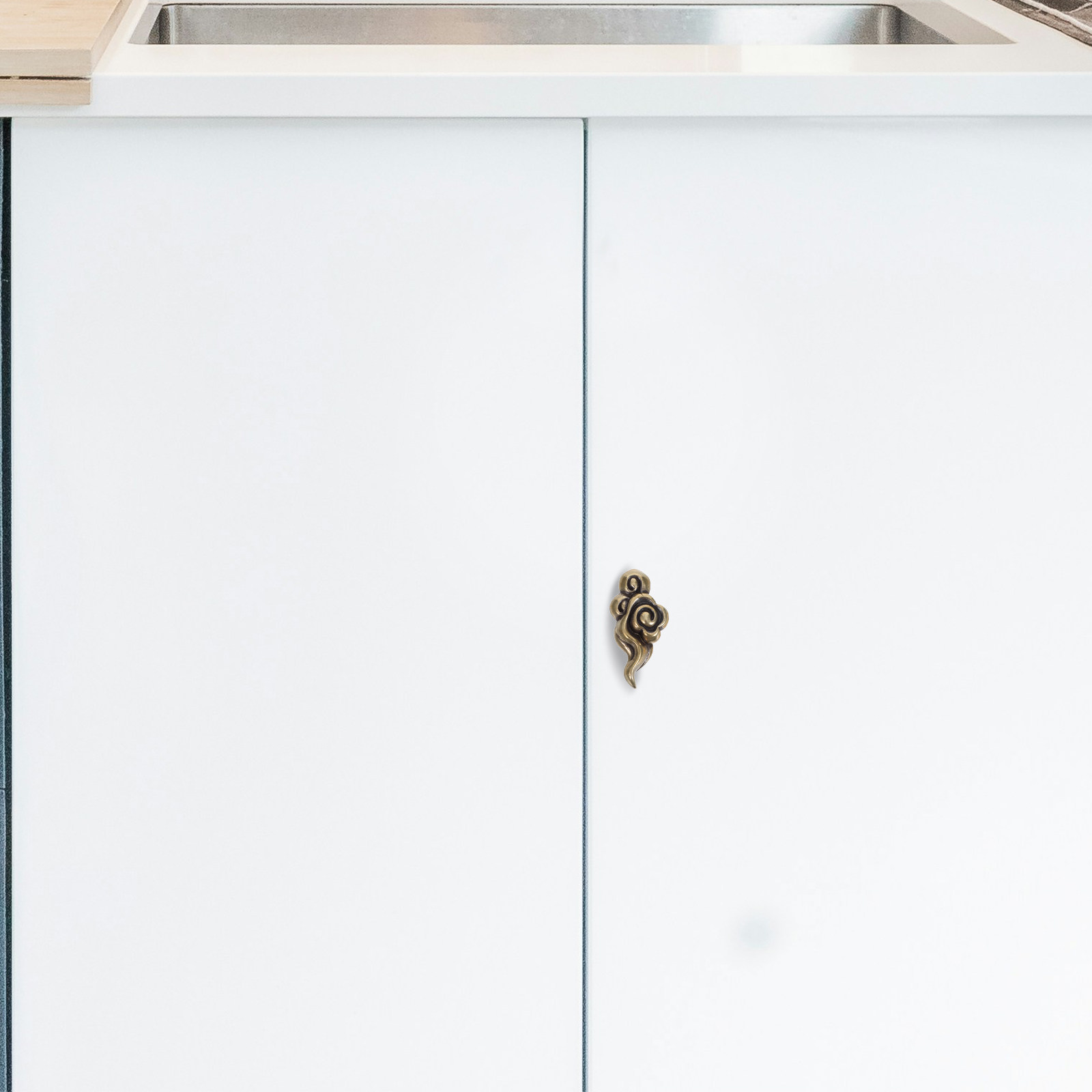 装飾的な雲の形をした取っ手。アンティーク調の真鍮製で、ワード - Furniture Hardware Knobs のレビューと価格
