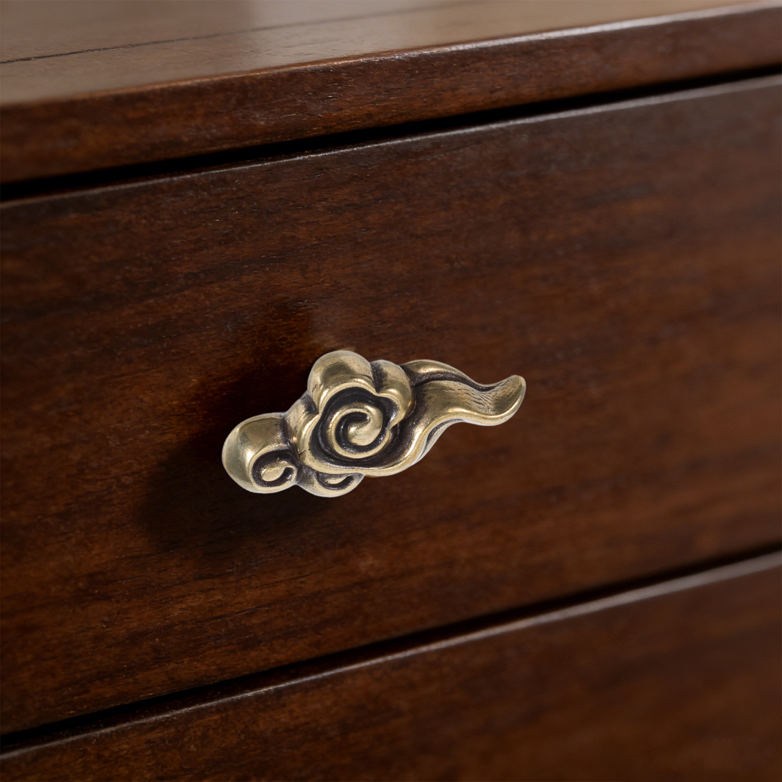 装飾的な雲の形をした取っ手。アンティーク調の真鍮製で、ワード - Furniture Hardware Knobs のレビューと価格